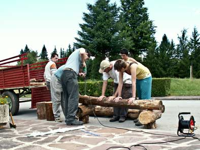 Perforando troncos para la construcción de bancos